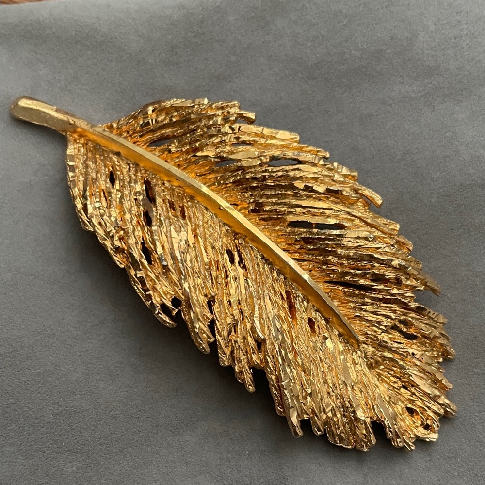 Vintage Elegant Gold Leaf Brooch